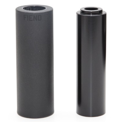 Dois cilindros verticais metálicos, um cinzento com texto FIEND e outro preto