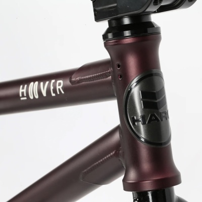 Estrutura de bicicleta bordô com texto HOOVER e placa frontal HARD