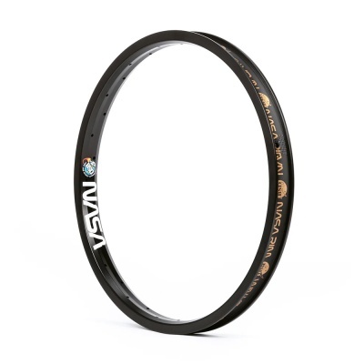 Aro de bicicleta preto com logotipos NASA e símbolos dourados