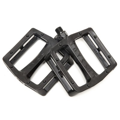 Pedais de bicicleta pretos em plástico com superfície texturizada e rosca metálica.