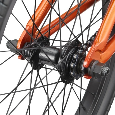 Roda traseira de bicicleta com raios pretos e armação laranja