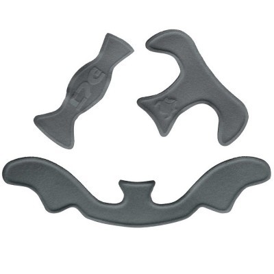 Três almofadas cinzentas texturadas em fundo branco