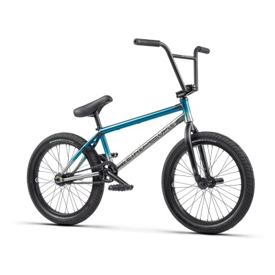 Bicicleta BMX azul e cinza metálico com guiador preto e pneus pretos.