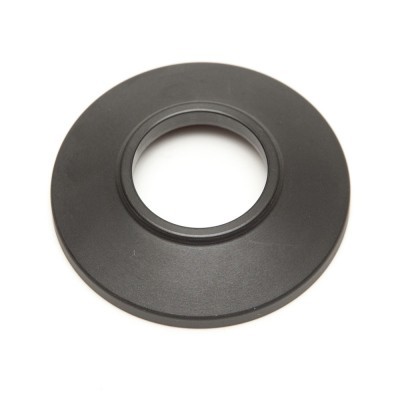 Peça circular preta com orifício central em fundo branco