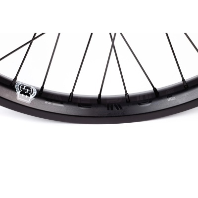 Roda de bicicleta com raios pretos e decoração prateada