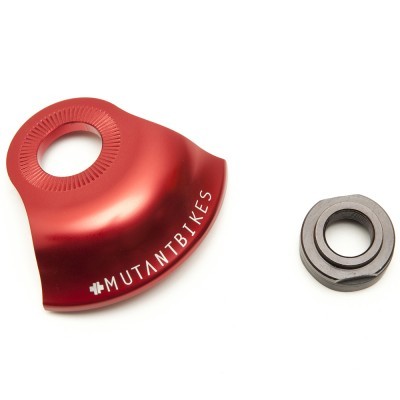 Cobertura protectora vermelha de bicicleta com texto MUTANTBIKES e porca metálica