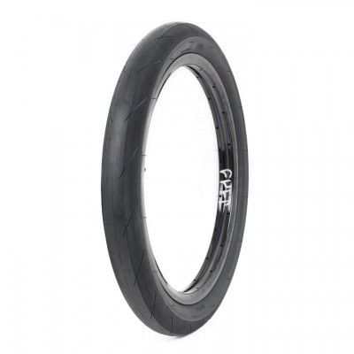 Pneu preto para motocicleta com texto 'CULT' no aro