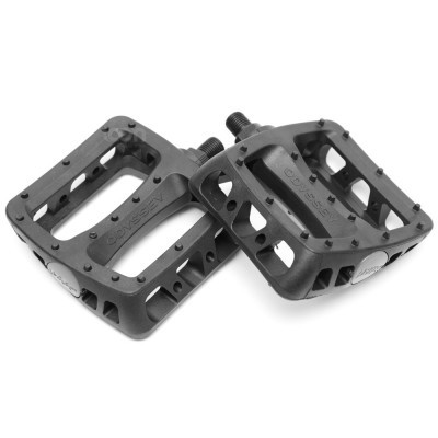 Par de pedais de bicicleta pretos em plástico com parafusos metálicos