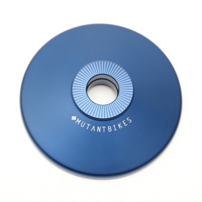 Disco circular azul metálico com inscrição #MUTANTBIKES