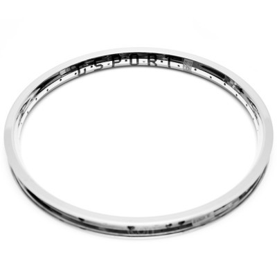 Pulseira prateada fina com texto gravado em preto