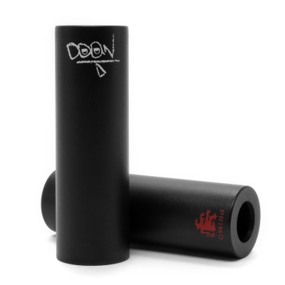 Duas pegas pretas para guidão com texto branco e vermelho