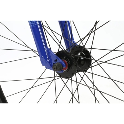 Cubo de roda dianteira de bicicleta azul com raios pretos