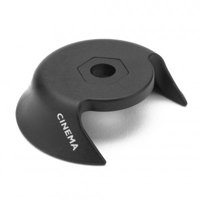 Peça preta circular com duas extensões e palavra CINEMA