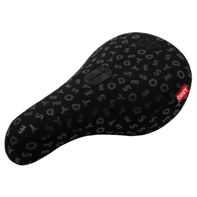 Selim de bicicleta preto com padrão de letras cinzentas e etiqueta vermelha ODSY