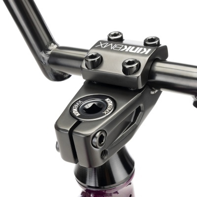 Suporte de guiador preto fosco com parafusos e texto KINK BMX em bicicleta roxa