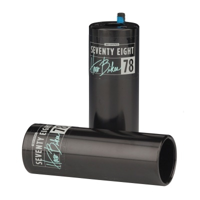 Dois componentes cilíndricos de plástico preto com rótulos SEVENTY EIGHT 78.