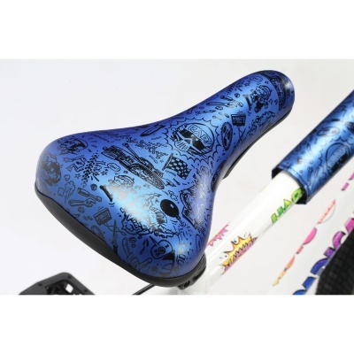 Selim de bicicleta azul com desenhos pretos num quadro branco decorado