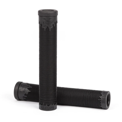 Punhos pretos para bicicleta com padrão canelado e logótipos em relevo.