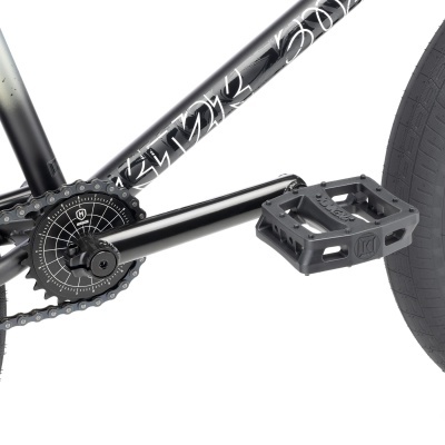 Bicicleta preta com pedal quadrado e roda traseira preta