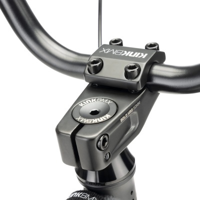 Suporte e avanço de guiador preto para bicicleta com inscrições KINK BMX