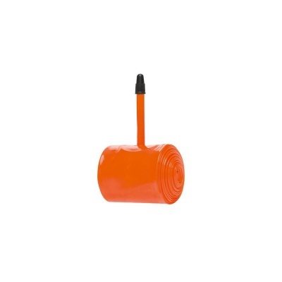 Pneu ou câmara de bicicleta laranja com válvula preta