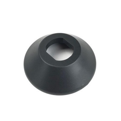 Peça plástica preta circular com abertura quadrada no centro sobre fundo branco