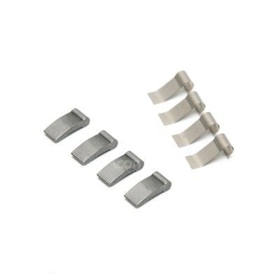 Conjunto de oito molas metálicas pequenas em fundo branco.