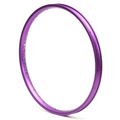 Aro de bicicleta roxo metálico com furos para raios e texto OATH MTB BIKES