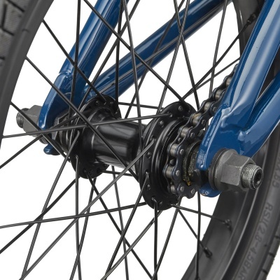 Roda traseira de bicicleta com quadro azul, raios pretos e corrente