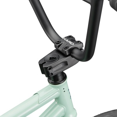 Peça dianteira de bicicleta com guiador preto e quadro verde claro