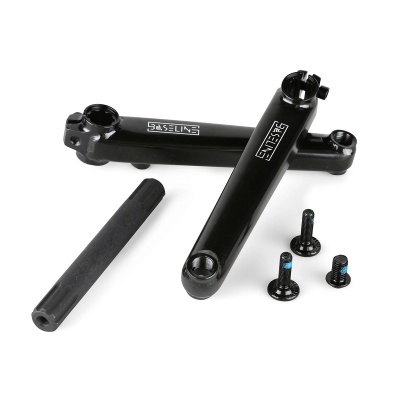 Manivelas pretas de bicicleta Baseline, eixo e parafusos sobre fundo branco