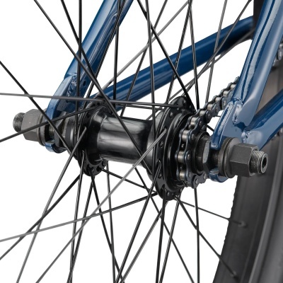 Roda traseira de bicicleta com cubo preto e estrutura azul metálica