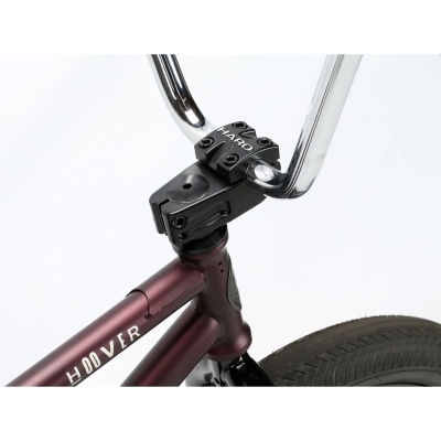 Quado de bicicleta vinho com texto HOOVER e guiador cromado ligado ao suporte HARD preto.