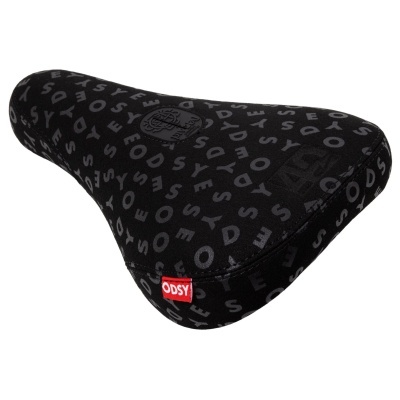 Selim de bicicleta preto com padrão repetido ODSY e etiqueta vermelha ODSY
