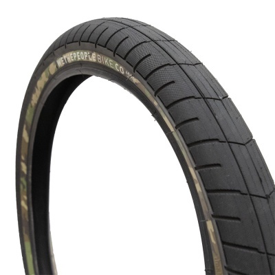 Pneu de bicicleta preto com borda camuflada e texto WE THE PEOPLE BIKE CO