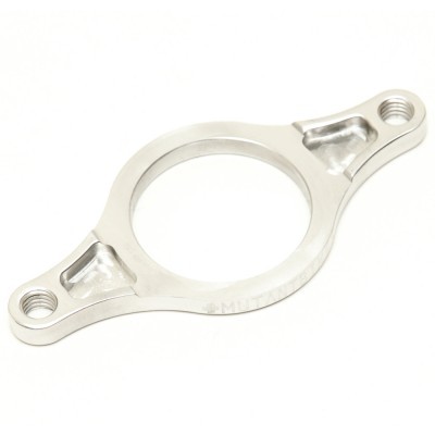 Peça metálica prateada com dois orifícios para parafusos