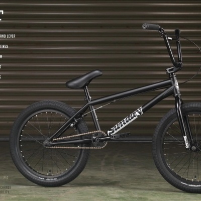 Bicicleta BMX preta com quadro metálico e pneus 20x2.4