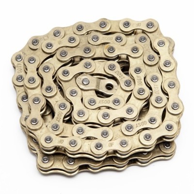 Corrente de bicicleta metálica dourada sobre fundo branco