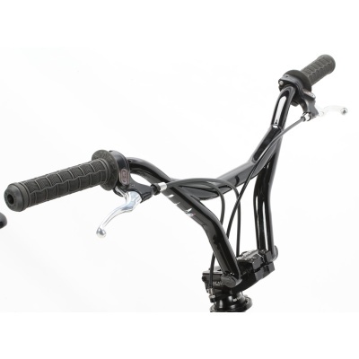 Guiador de bicicleta preto com punhos em borracha e manípulos de travão prateados