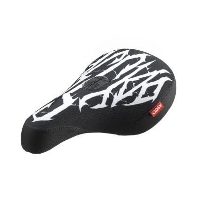 Selim de bicicleta preto com padrão branco e etiqueta vermelha ODSY