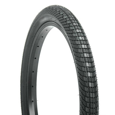 Pneu preto de bicicleta com padrão de piso em quadrados salientes