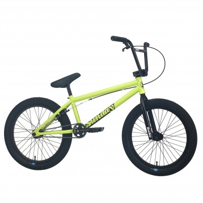 Bicicleta BMX verde fluorescente com pneus pretos
