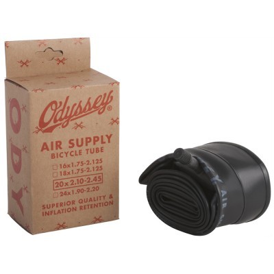 Câmara de ar preta para bicicleta e embalagem de cartão castanho com texto vermelho Odyssey