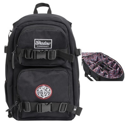 Mochila preta com logos e bolso aberto mostrando divisórias coloridas