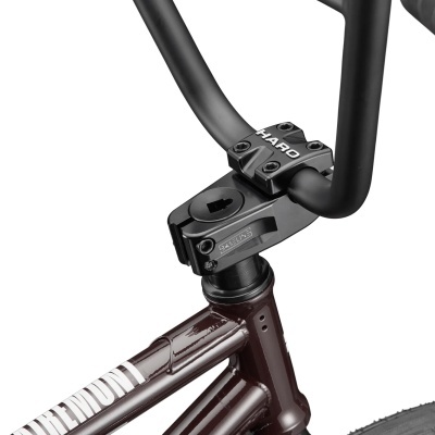 Guiador preto fosco e quadro castanho de uma bicicleta com textos HARO, BASELINE e BREMONT.