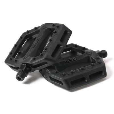 Pedais de bicicleta pretos em plástico com pinos e eixo metálico.