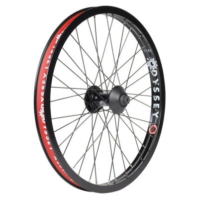 Roda de bicicleta preta e vermelha com raios metálicos