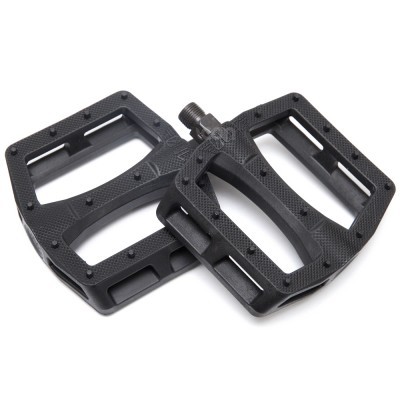 Pedais de bicicleta pretos em plástico com textura antiderrapante