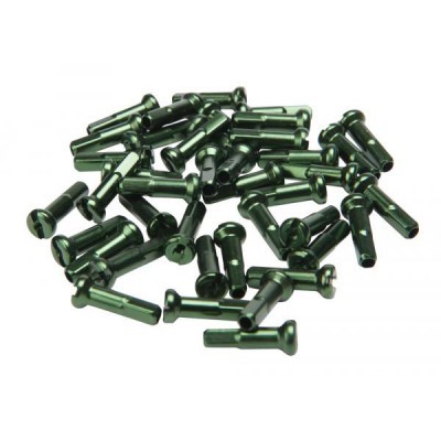 Pequenos rebites metálicos verdes escuros brilhantes sobre fundo branco