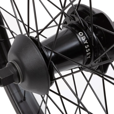 Roda de bicicleta preta com cubo ODYSSEY e raios pretos